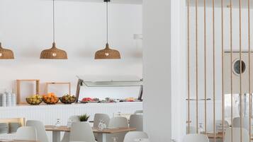 Se ofrece un desayuno bufé todos los días (por un coste adicional)