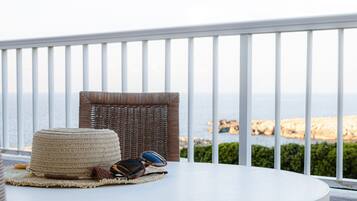 1 camera, una cassaforte in camera, tende oscuranti, insonorizzazione