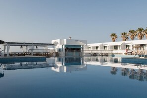 Outdoor pool, pool umbrellas, pool loungers - Aparthotel Beach Club (Mercadal)