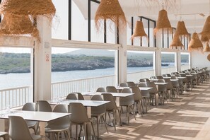 2 restaurants, lunch, dinner served; international cuisine  - Aparthotel Beach Club (Mercadal)