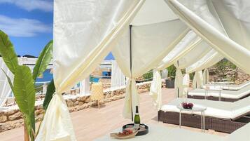 2 ห้องอาหาร, บริการอาหารกลางวัน อาหารเย็น, อาหารนานาชาติ