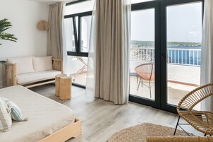 32-英寸纯平电视 （配备卫星频道）、电视