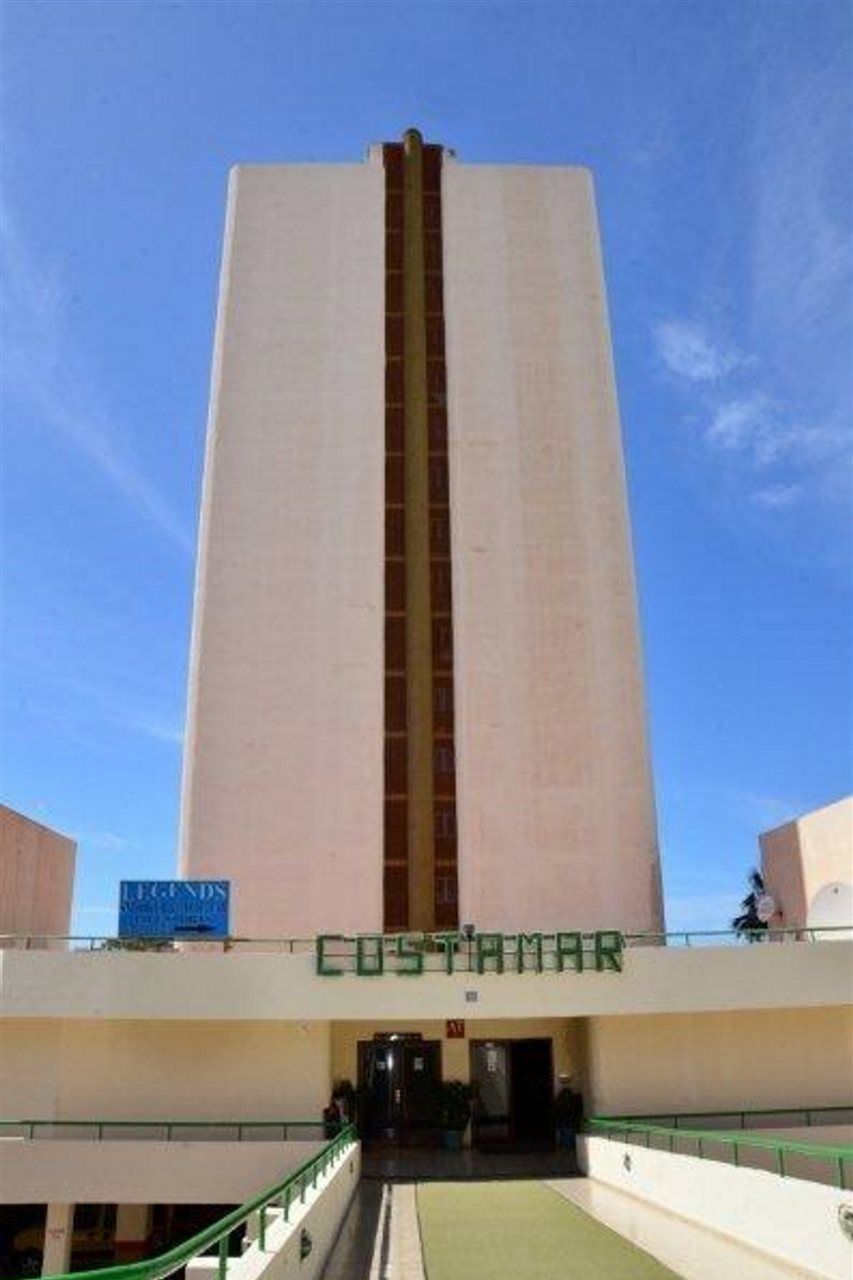 Un bâtiment haut et rectangulaire, doté d’un élément vertical central et d’une enseigne indiquant « COSTAMAR » à sa base.