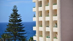 A multi-story building with balconies overlooking the ocean. - Apartamentos Costamar (Arona)
