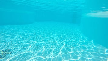 Alberca al aire libre y camastros