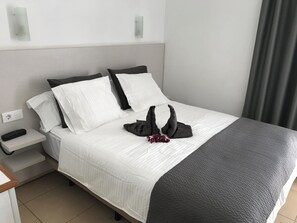 Bungalow, 1 Queen Bed, Pool View | 1 bedroom, in-room safe, free WiFi, bed sheets - Bungalows Parque Nogal (San Bartolomé de Tirajana)