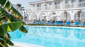 Outdoor pool, sun loungers - Bungalows Parque Nogal (San Bartolomé de Tirajana)