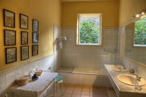 Dusche, kostenlose Toilettenartikel, Haartrockner, Handtücher