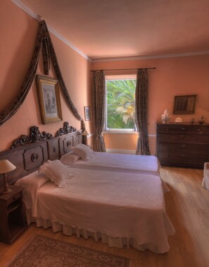 Double Room Single Use, Garden View | Minibar, in-room safe, individually decorated, individually furnished - Hotel Rural Las Longueras (Agaete)