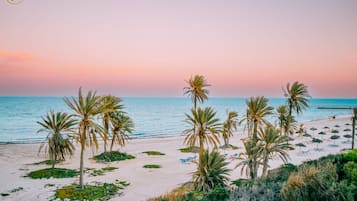 Plage, chaises longues, parasols