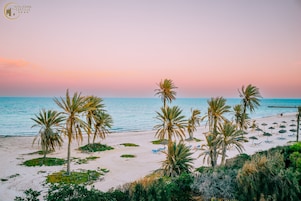 Na praia, espreguiçadeiras, guarda-sóis