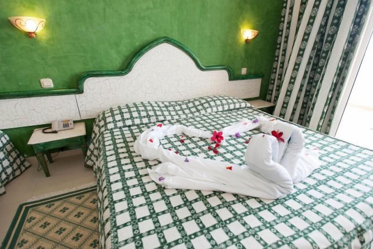 Escritorio y ropa de cama