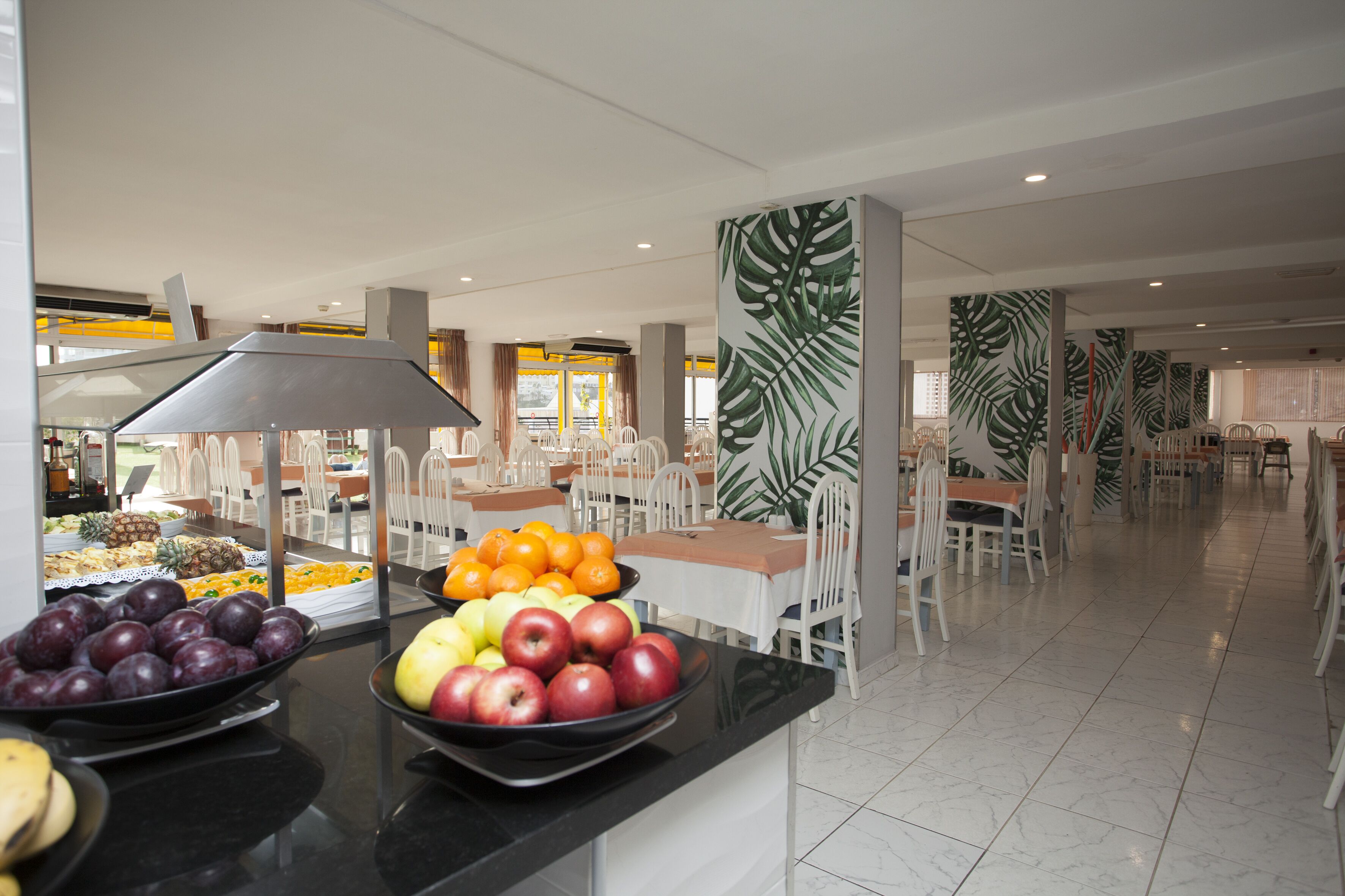 Un espace buffet proposant une variété de fruits et un aménagement intérieur moderne.