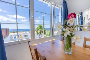 Superior-Apartment, 1 Schlafzimmer | Wohnzimmer | 21-Zoll-Fernseher mit Digitalempfang