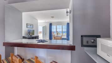 Apartamento superior, 1 habitación | Cocina privada | Frigorífico grande, microondas, placa de cocina y cafetera o tetera