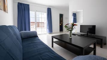 Standaard appartement, 2 slaapkamers | Woonkamer | Een 21-inch televisie met digitale zenders