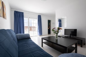 Appartement Standard, 2 chambres | Salle de séjour | Télévision de 21 pouces avec chaînes numériques