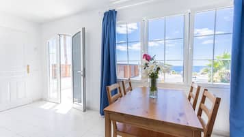 Superior appartement, 1 slaapkamer | Woonkamer | Een 21-inch televisie met digitale zenders