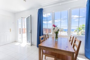 Appartement Supérieur, 1 chambre | Salle de séjour | Télévision de 21 pouces avec chaînes numériques