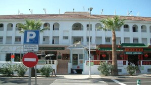 A building with a parking sign, a no entry sign, and a restaurant named 'China Garden'. - Las Floritas (Arona)