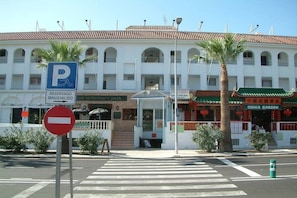 Ein Gebäude mit Parkschild, Verbotsschild und dem Restaurant ‚China Garden‘.