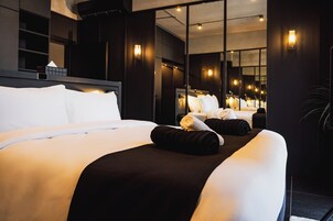 Minibar, tabla de planchar con plancha y ropa de cama