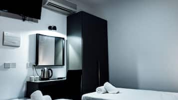 Habitación estándar, 1 cama matrimonial | 1 habitación, minibar, tabla de planchar con plancha y ropa de cama