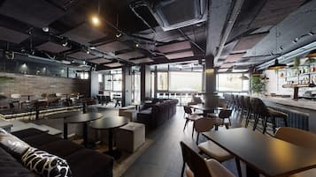 供應早餐及晚餐;多國菜
