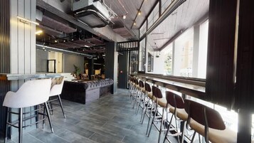 供应早餐和晚餐