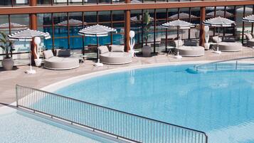 Een binnenzwembad, een seizoensgebonden buitenzwembad