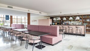 Bar accanto alla piscina