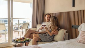 Minibar, una cassaforte in camera, una scrivania, ferro/asse da stiro