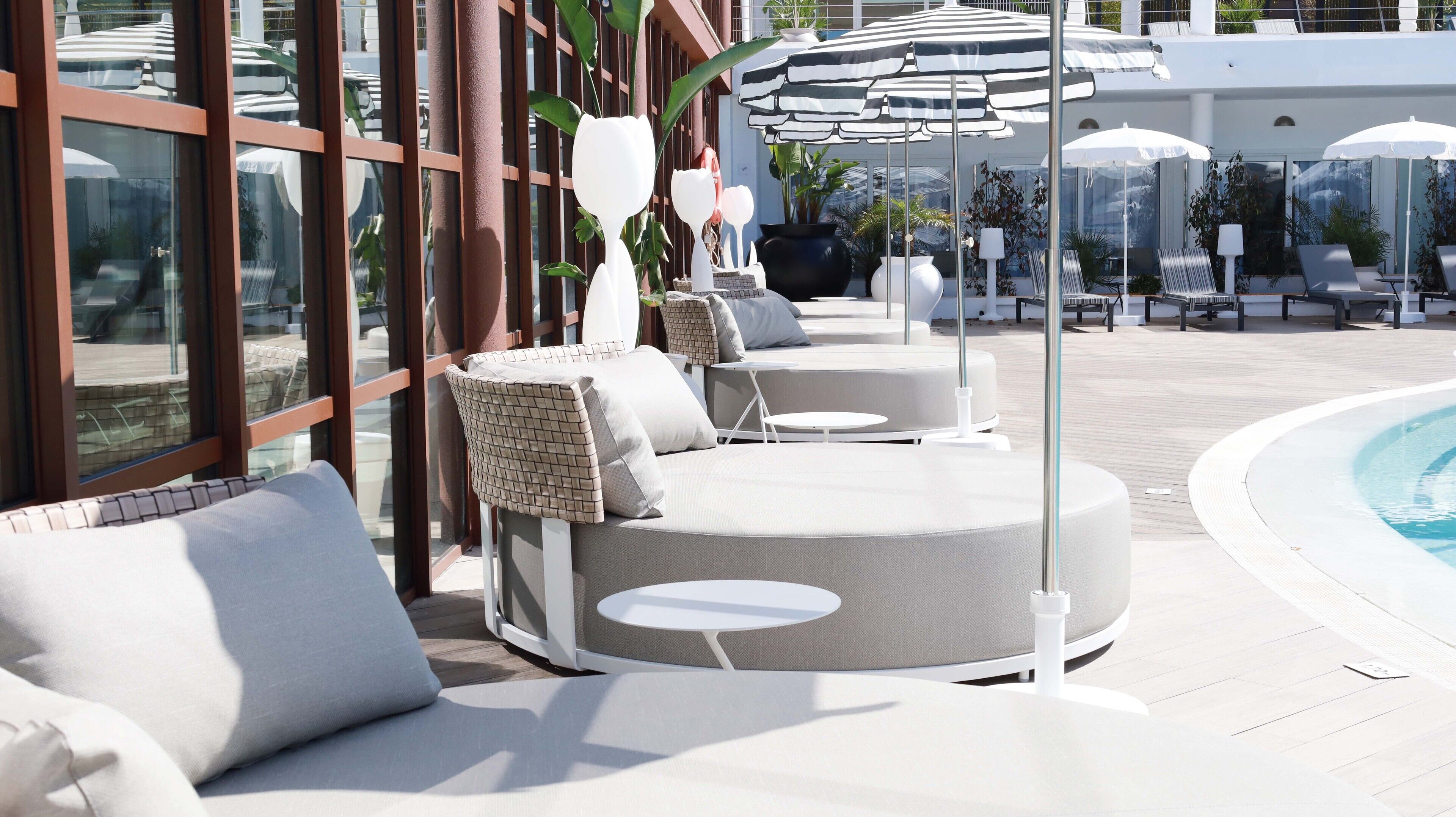 Alberca techada y alberca al aire libre por temporada