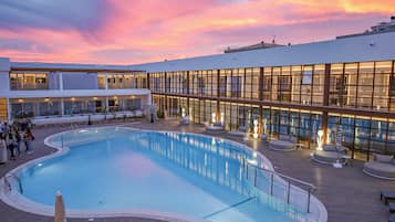 Una piscina cubierta, una piscina al aire libre de temporada, sombrillas