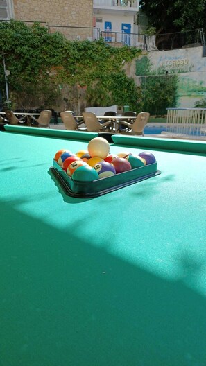 A pool table with a set of numbered billiard balls. - Picasso - Fincas Benidorm (Benidorm)