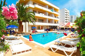 Outdoor pool, pool umbrellas, sun loungers - Green Line Bon Sol Apartamentos (Ibiza Town)