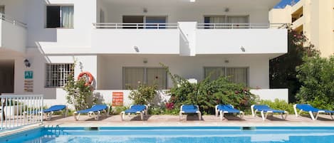 Outdoor pool, pool umbrellas, sun loungers