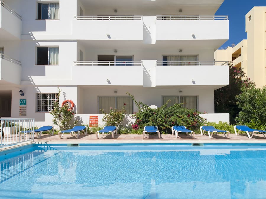 Piscina externa, guarda-sóis, espreguiçadeiras