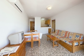 Desk, blackout drapes, cribs/infant beds, WiFi - Green Line Bon Sol Apartamentos (Ibiza Town)
