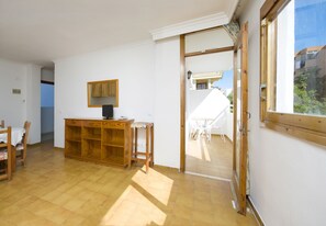 Desk, blackout drapes, cribs/infant beds, WiFi - Green Line Bon Sol Apartamentos (Ibiza Town)