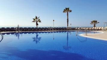 Ulkouima-allas avoinna 10.00–19.00, aurinkovarjoja, aurinkotuoleja