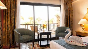 Chambre Double Standard, 2 lits une place, vue piscine | Coffres-forts dans les chambres, fer et planche à repasser