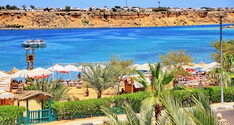 Caja de seguridad en la habitación y tabla de planchar con plancha . Turquoise Beach Hotel