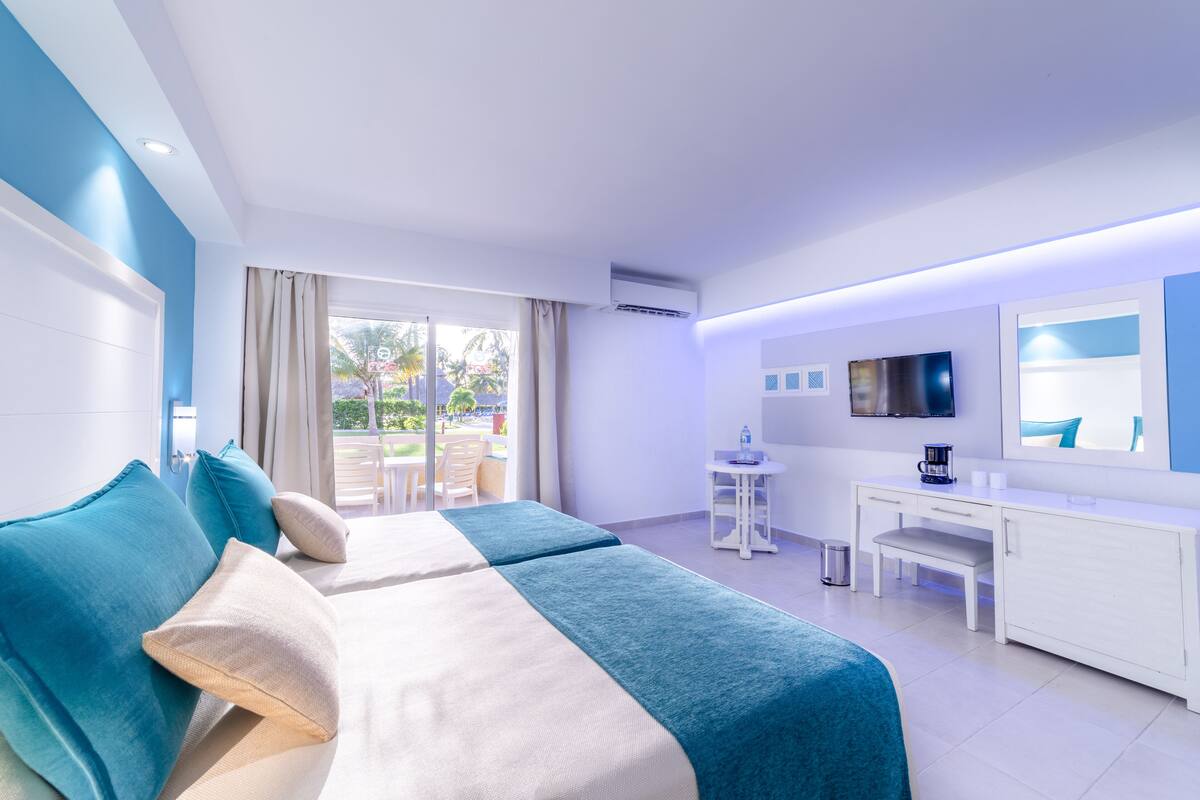 Superior Room | Minibar, in-room safe, desk, laptop workspace