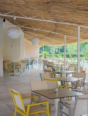 Outdoor dining - Calypso (Sunny Beach)