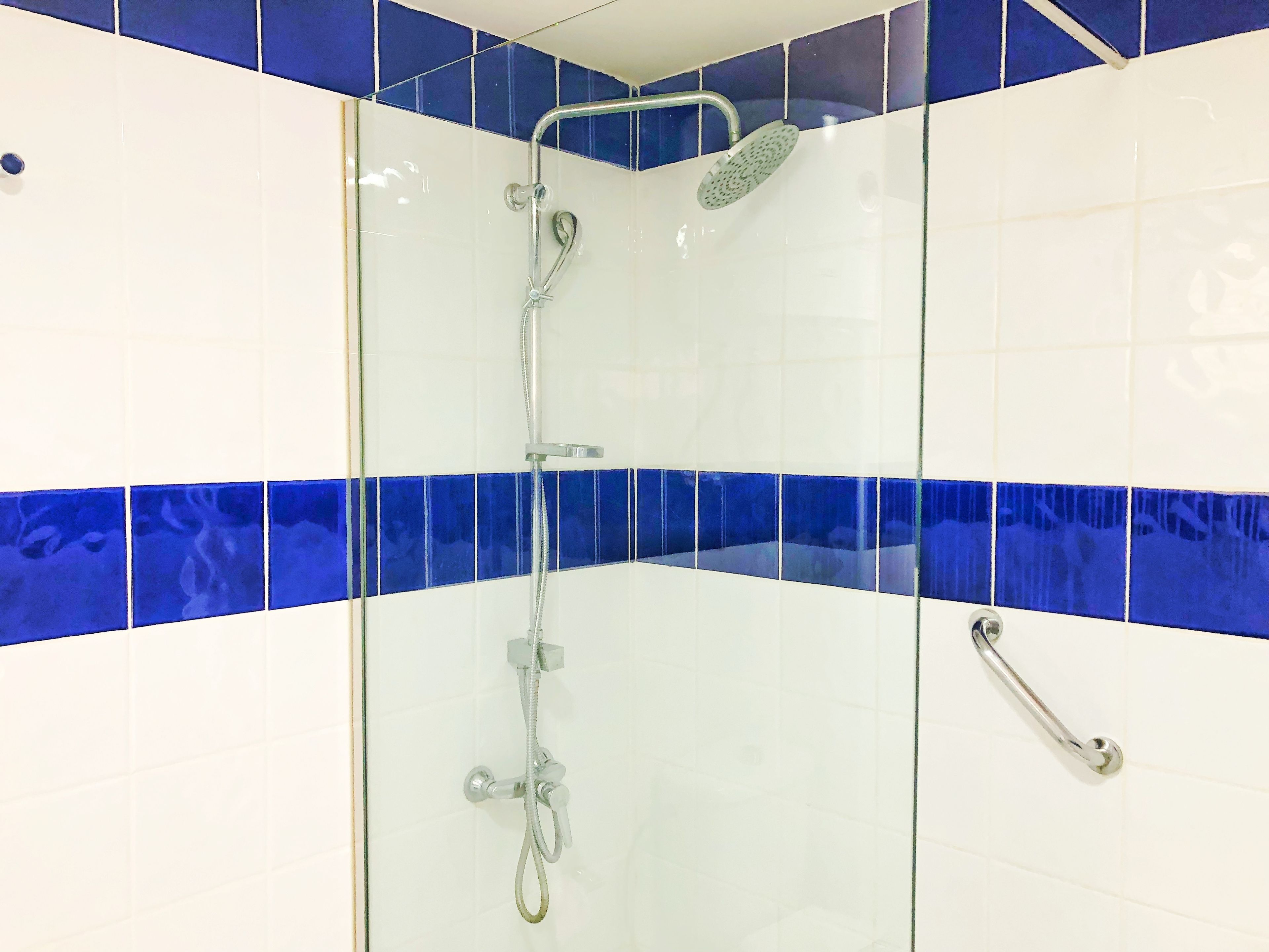 Eine begegnete Dusche mit Handbrause und Regendusche.