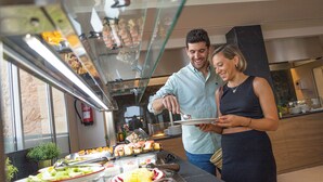 Une cuisine moderne avec un buffet proposant divers plats et ustensiles.