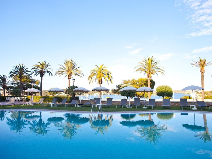 Piscina externa, guarda-sóis, espreguiçadeiras