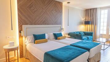 Minibar, caja de seguridad en la habitación y escritorio