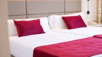 Minibar, caja de seguridad en la habitación y escritorio